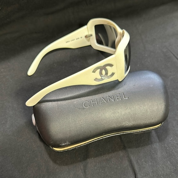 Glasses in excellent condition $250 plus shipping - Picture 1 of 5